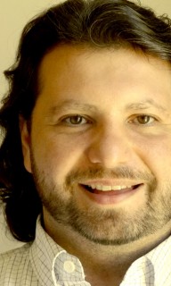 Comunicativo, meio filósofo e cristão, aprecia uma boa conversa, um filme com valores e um cremosos pedaço de chocolate amargo.